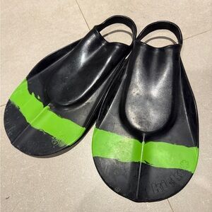 Black and Green Dafin kicks fins small 5-6 boadybording / snorkeling/ swimming